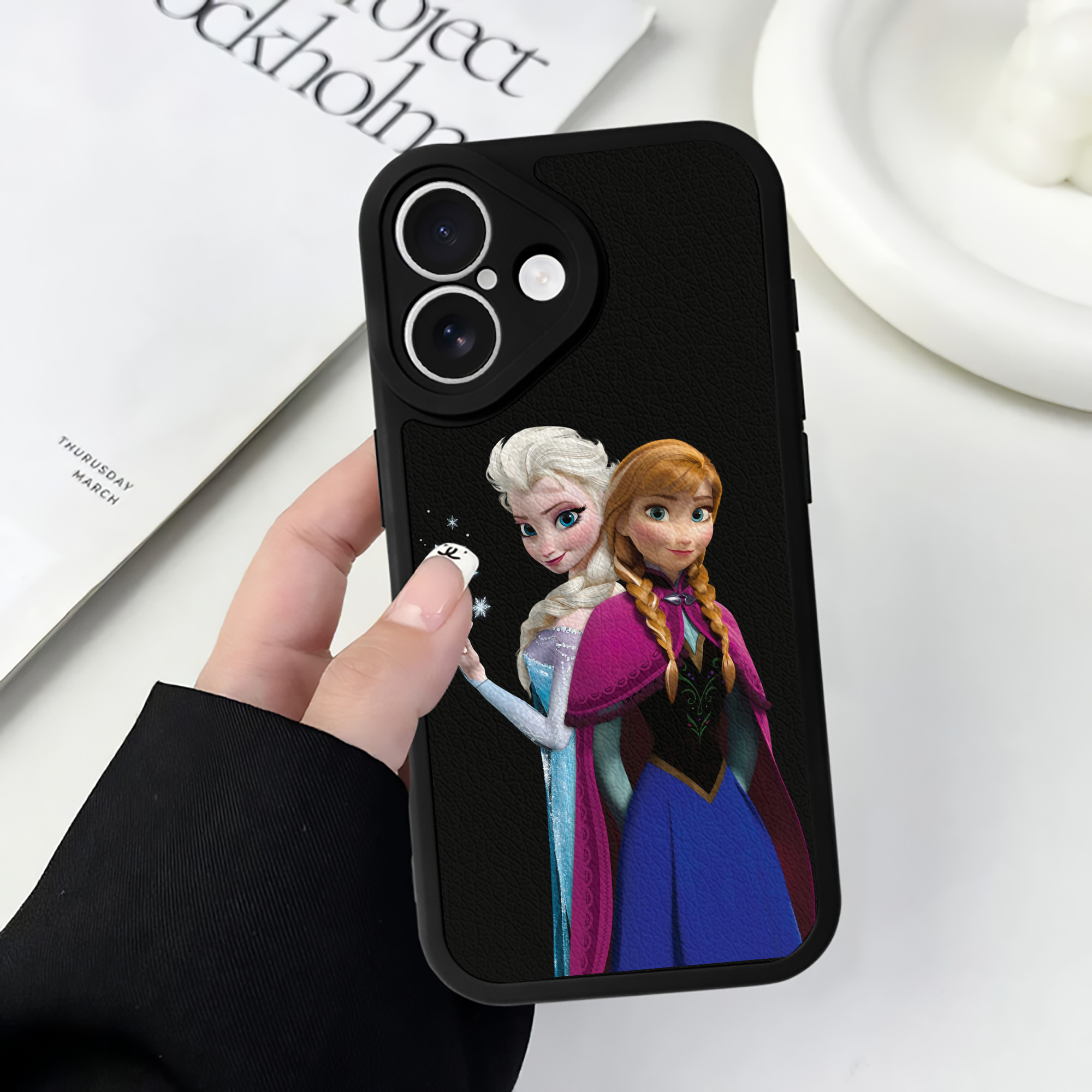 （画像用） アナと雪の女王 アンナ エルサ Frozen Anna Elsa 【iPhone 16シリーズ対応】シリコンスマホケース（レザー調） 材質：シリコン